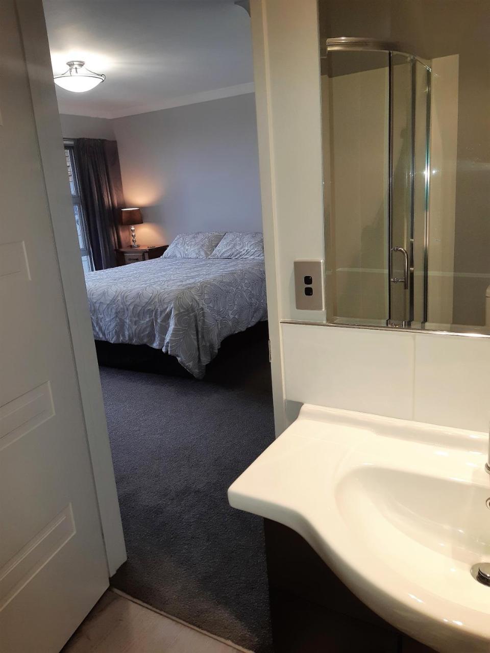 Two Tuis Accomodation Кайтеритери Екстериор снимка